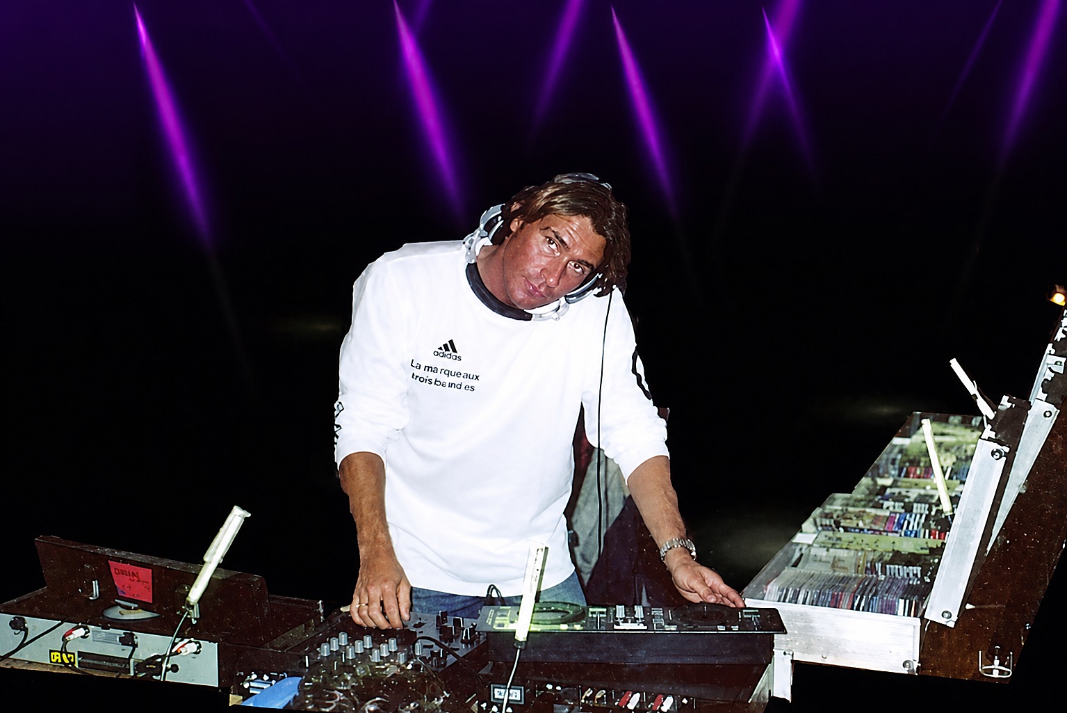 DJ Manni Bel bei einem Live-Auftritt am Mischpult