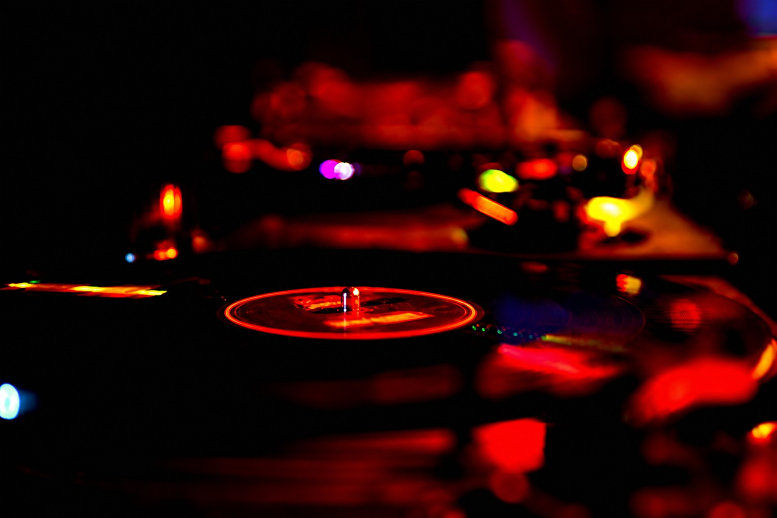 Plattenspieler bei einer DJ-Veranstaltung