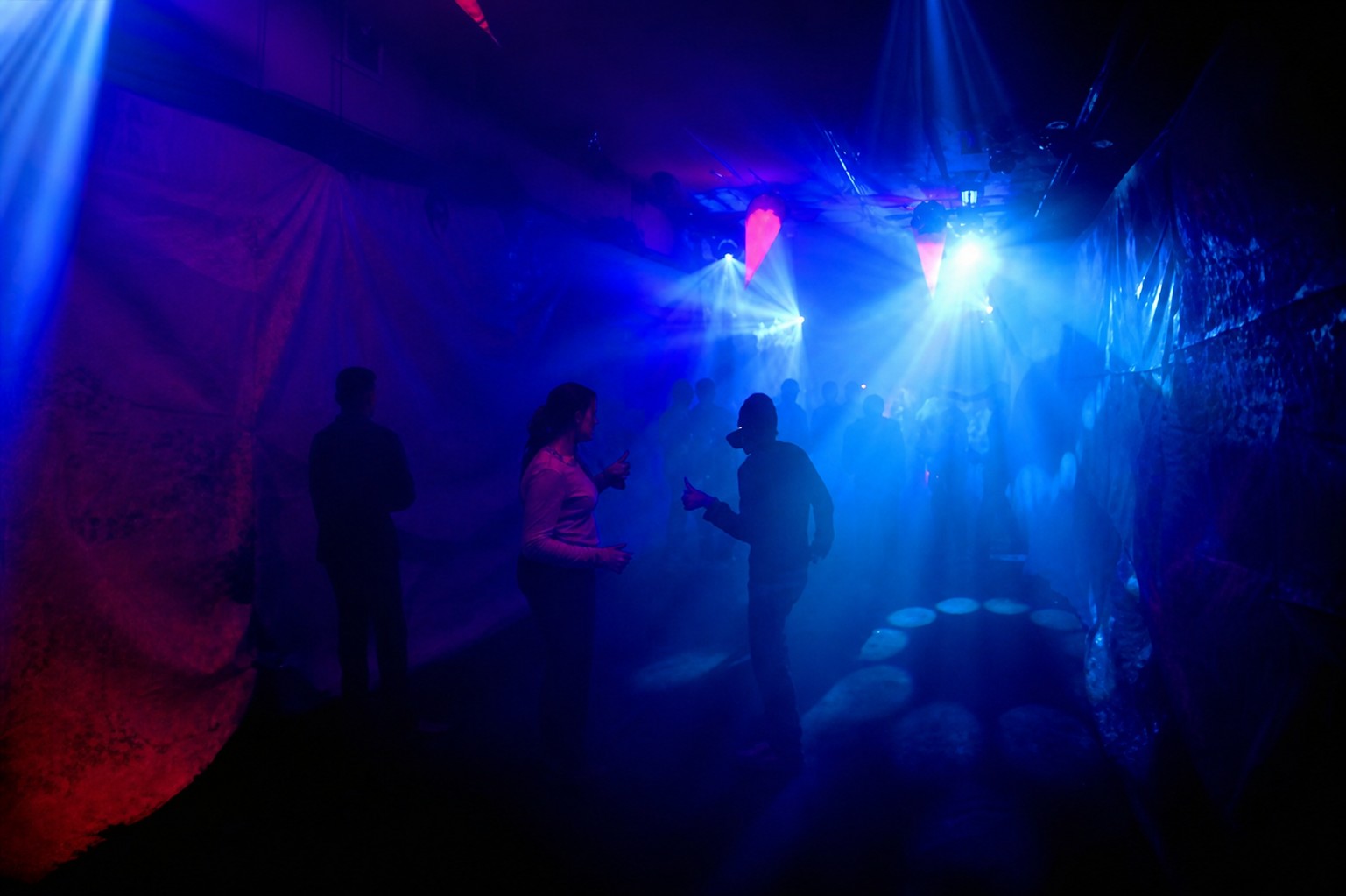 Farbiger Lichttunnel bei einer DJ-Veranstaltung