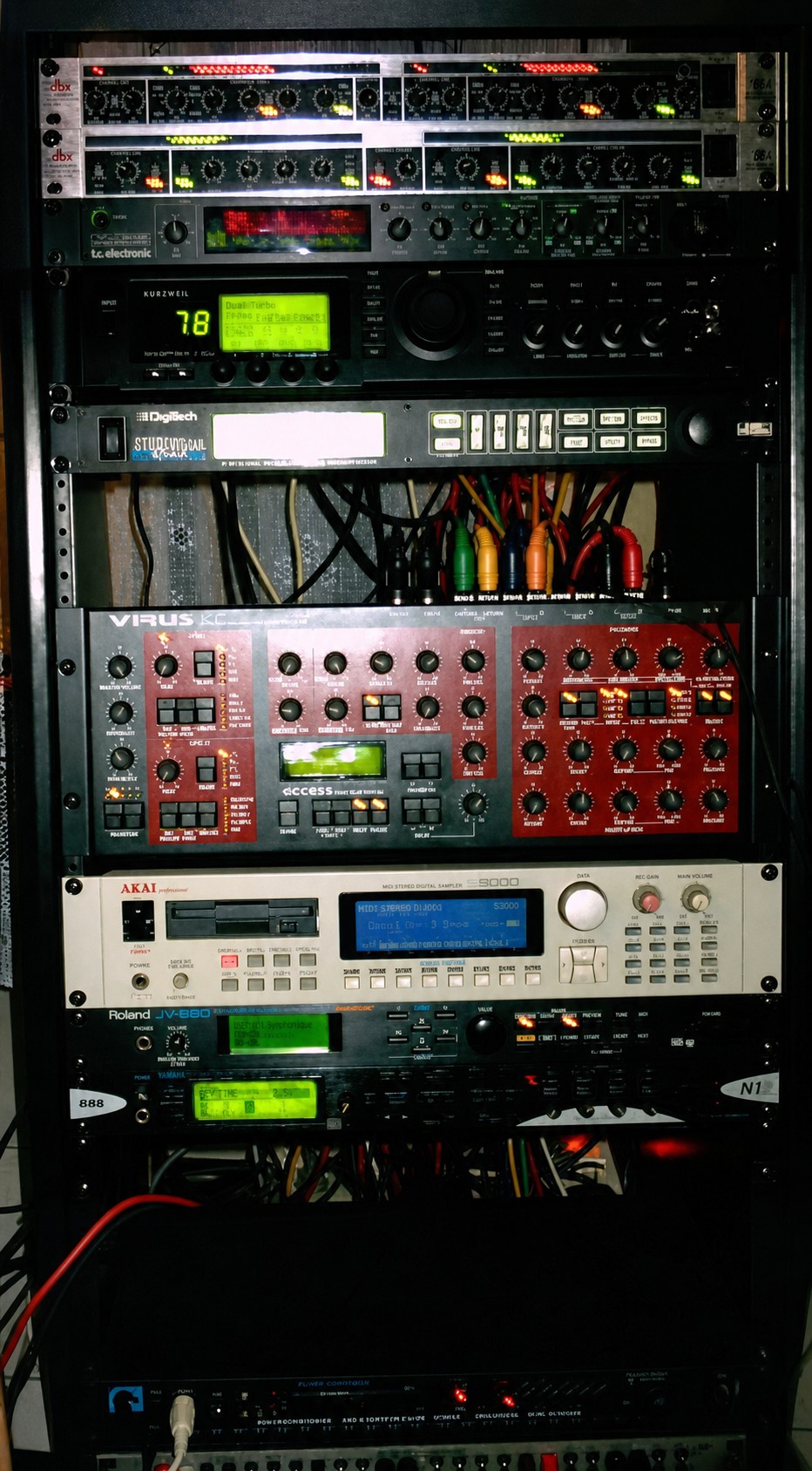 Geordneter Technikaufbau im Studio