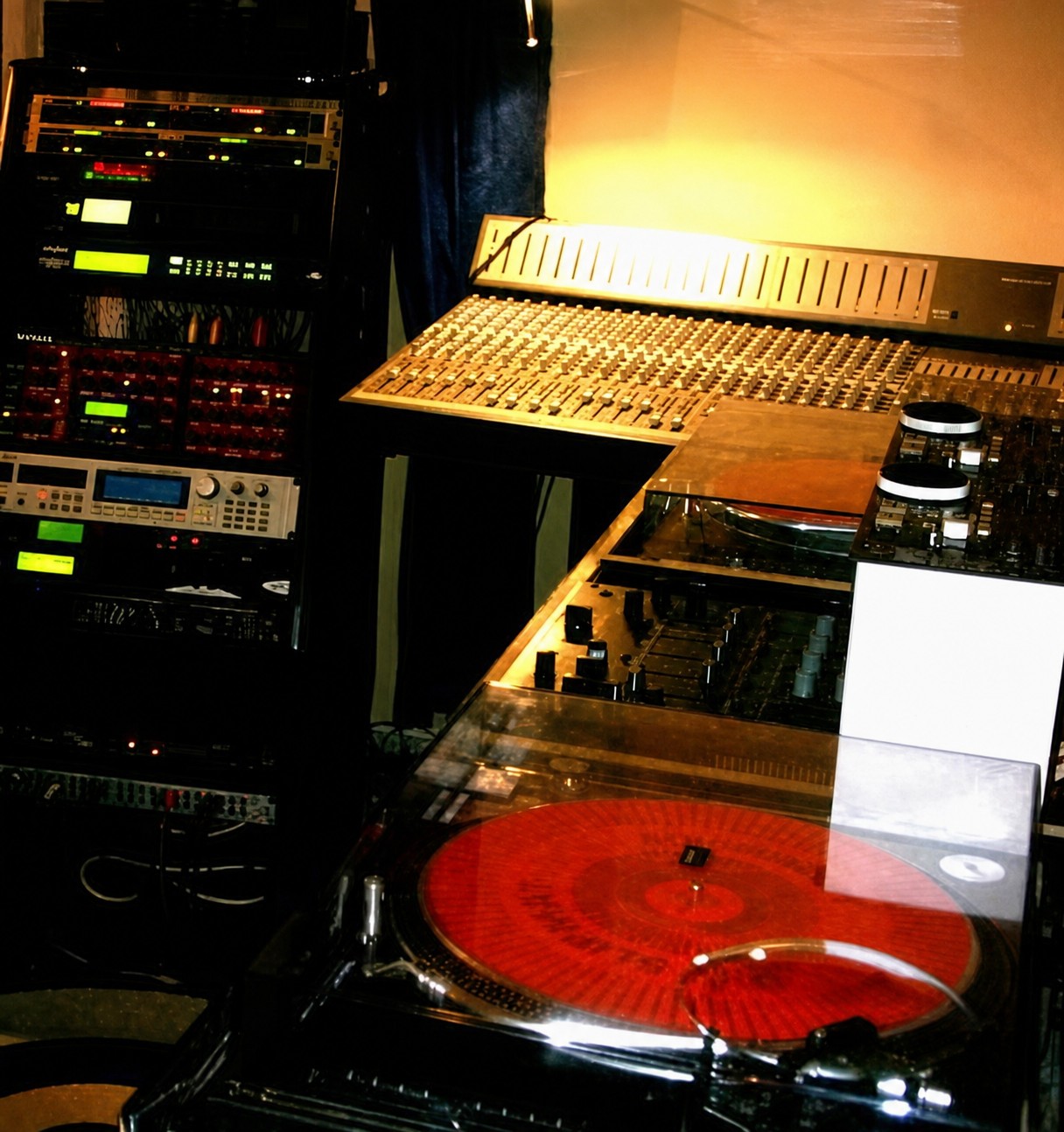 DJ MB PARADISE bei der Arbeit am Mischpult