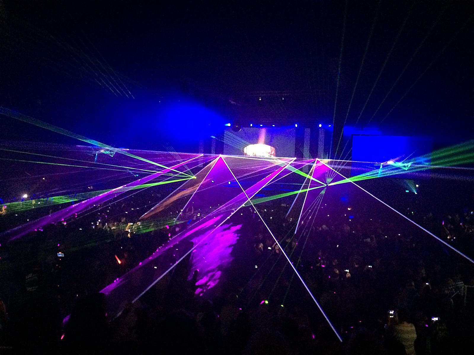 Bunte Laser über einer Festivalbühne