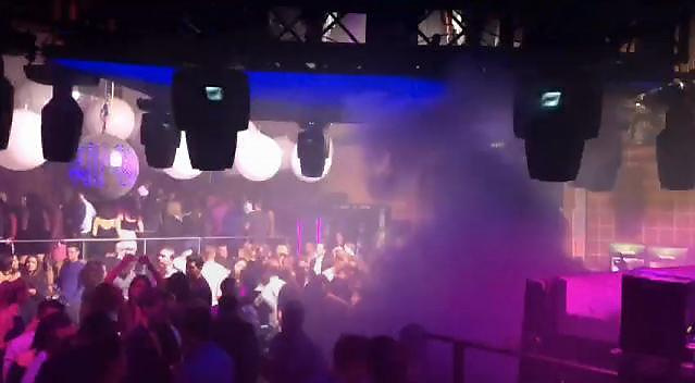 Club-Event mit Licht, Nebel und Publikum
