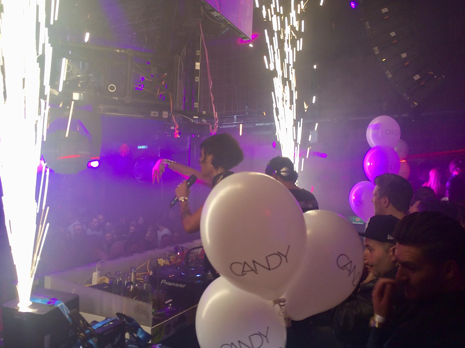 DJ-Event mit Pyroeffekten, Publikum und Lichtshow
