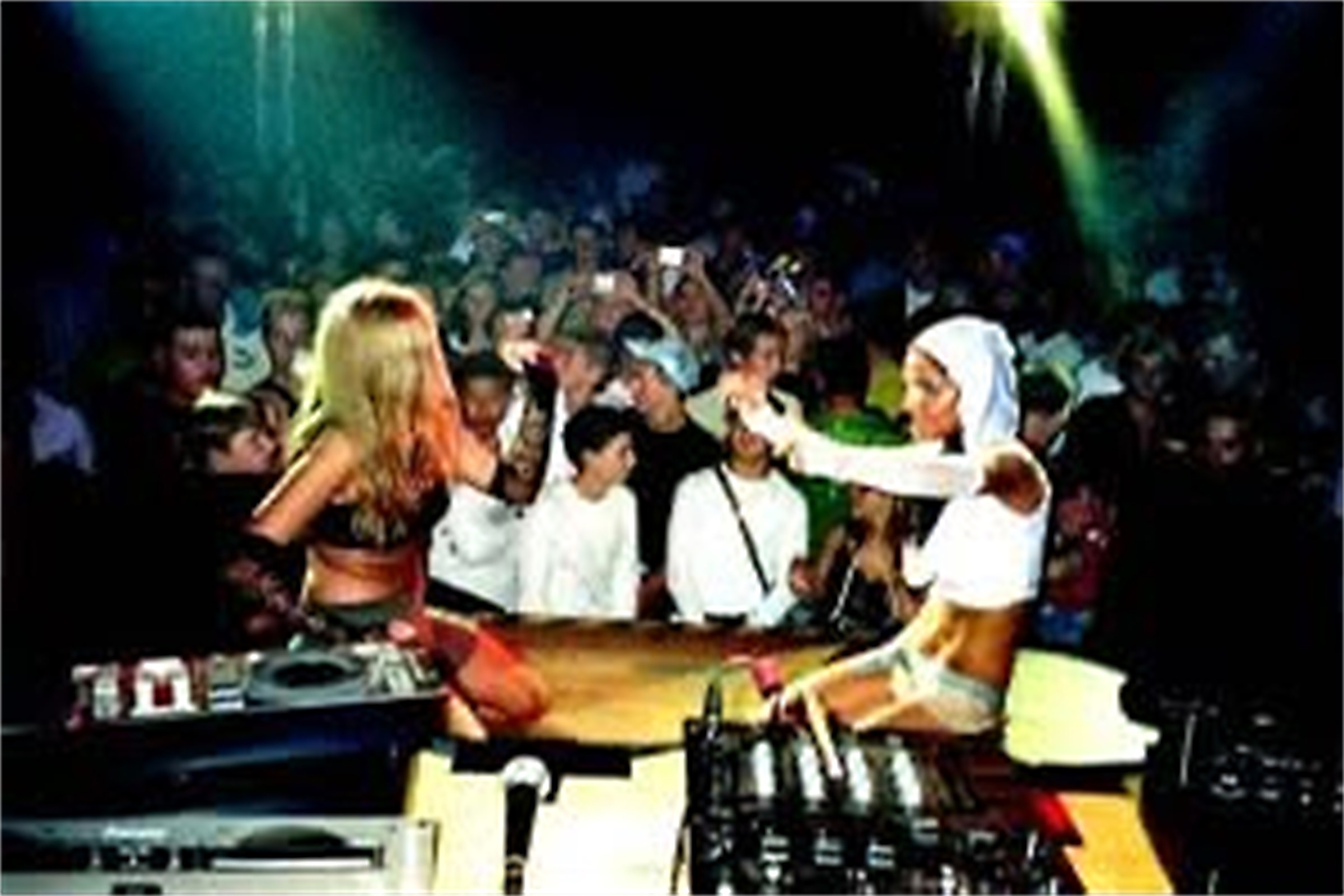 Tanzende Gäste bei einer DJ-Veranstaltung