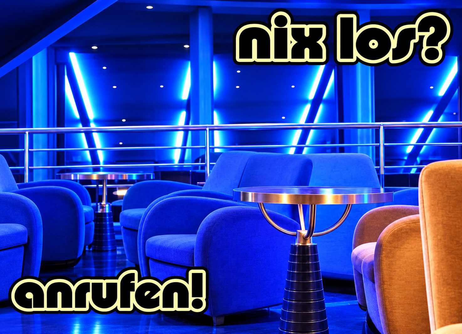 Loungebereich mit blauem Neonlicht und dem Hinweis „nix los? Anrufen!“